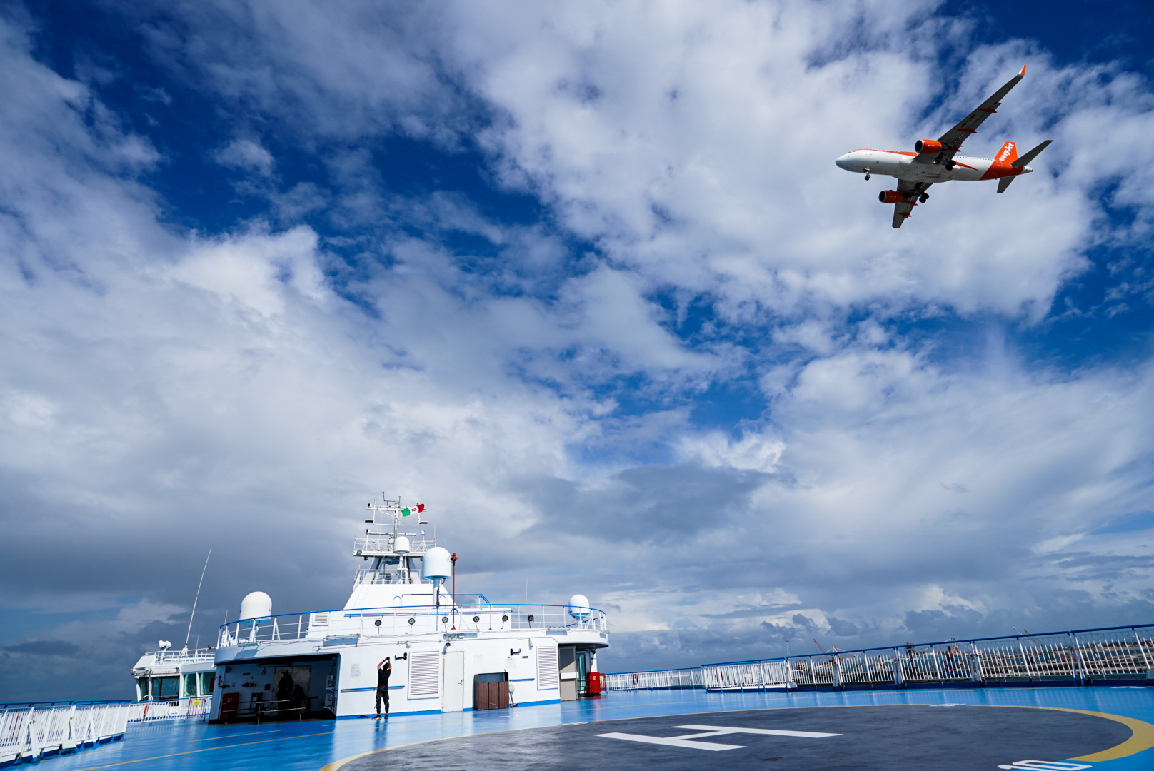 Ferry et avion au port, tzoumerka — secteur theodoriana, lors d’une itinérance à ski en Grèce.